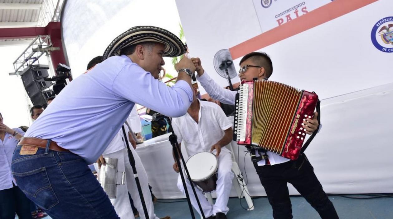 El Presidente Duque saludando a Mandy Espitia al final de su presentación.