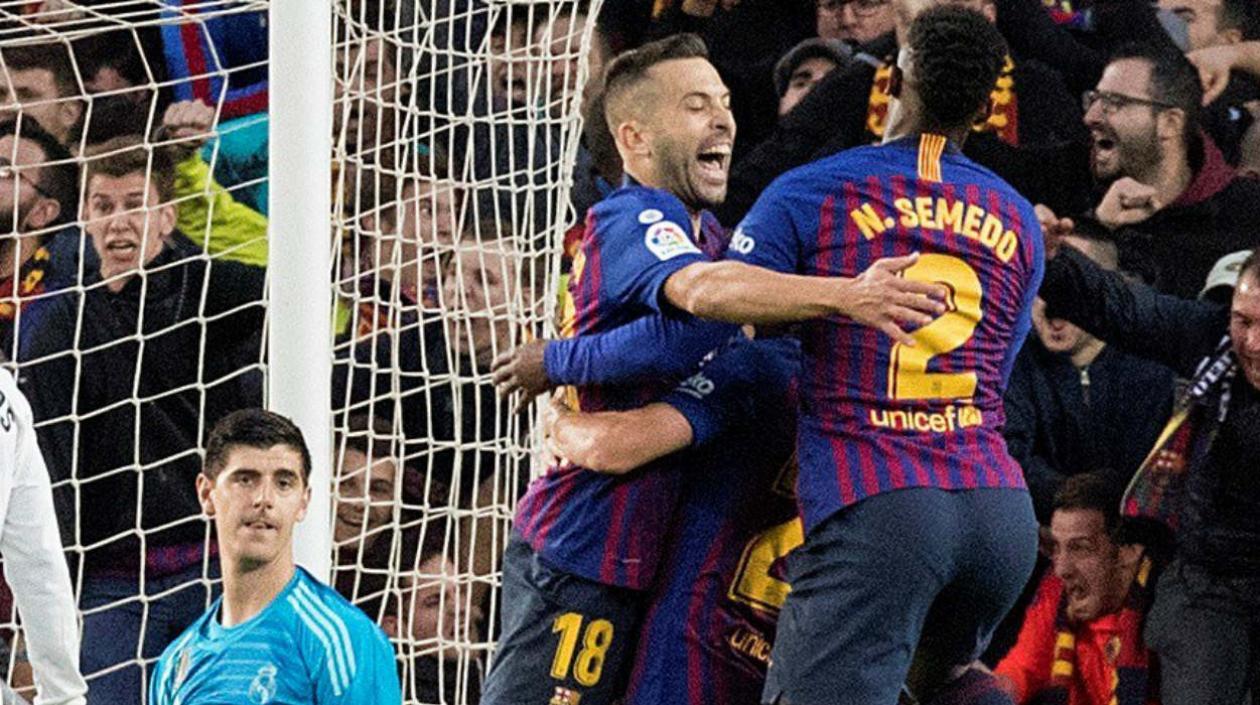 Jugadores del Barcelona celebran una de las anotaciones. 