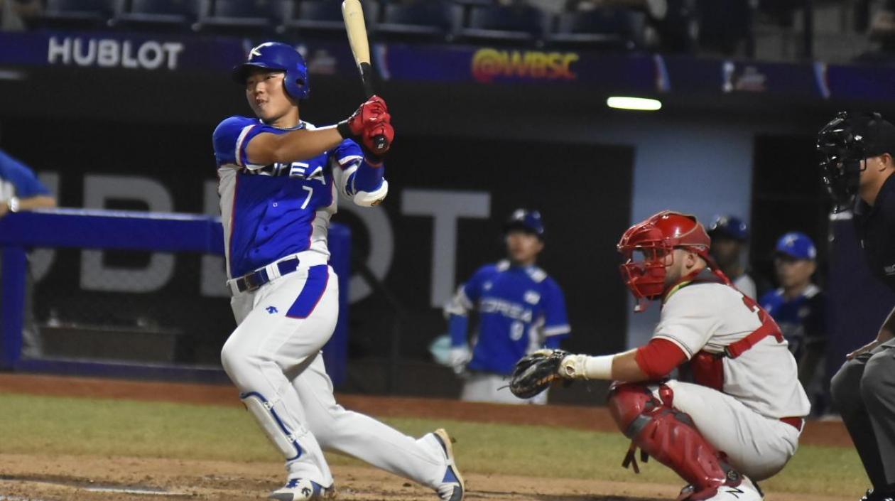 Chanhyung Kim de Corea en su turno al bate.