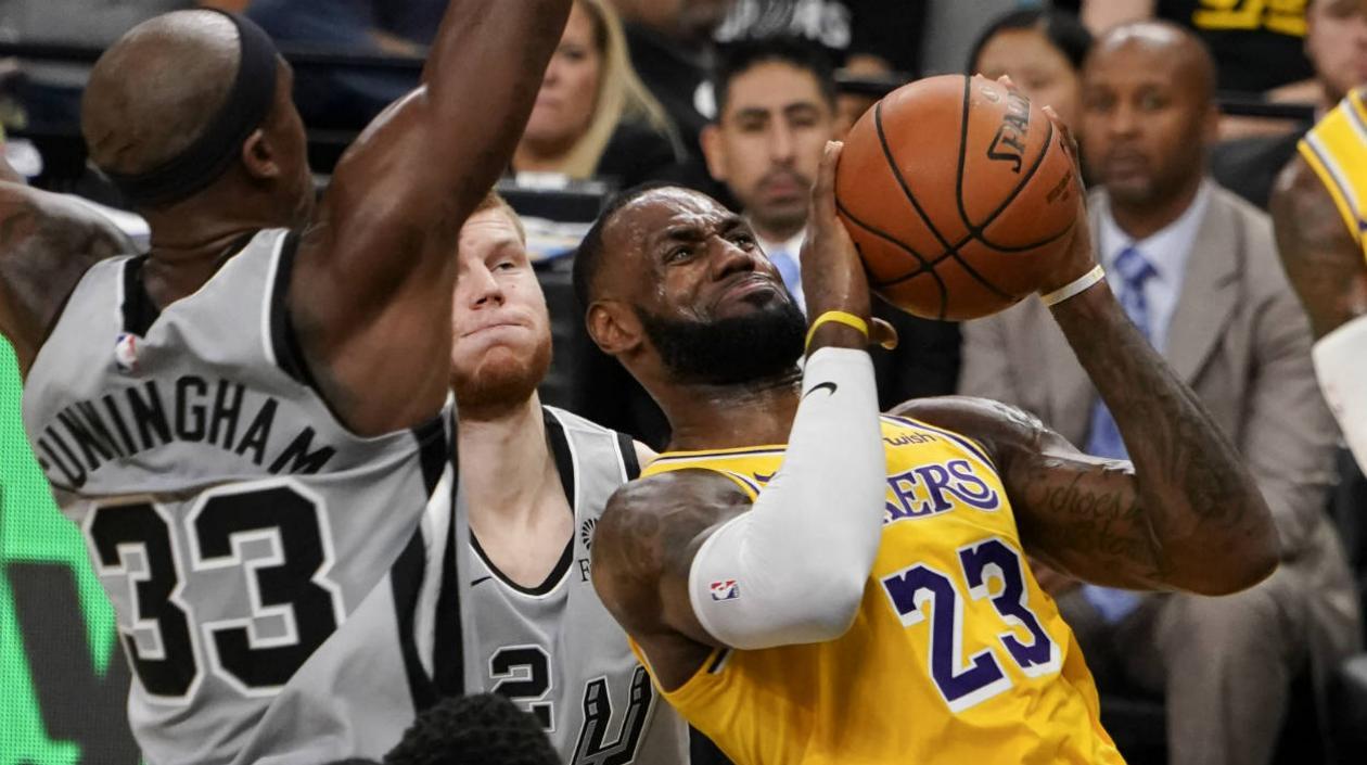 LeBron James, ante la marcación de un rival. 