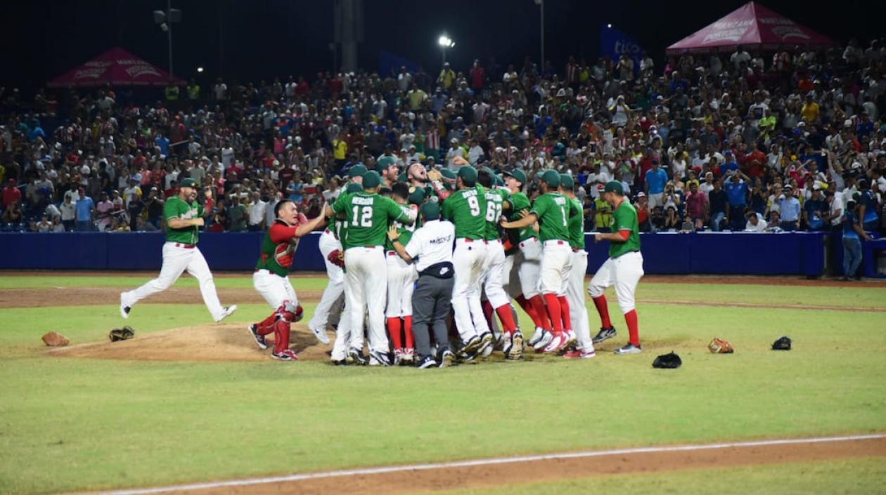 Mexicanois celebrando el campeonato mundial sub 23 de béisbol.