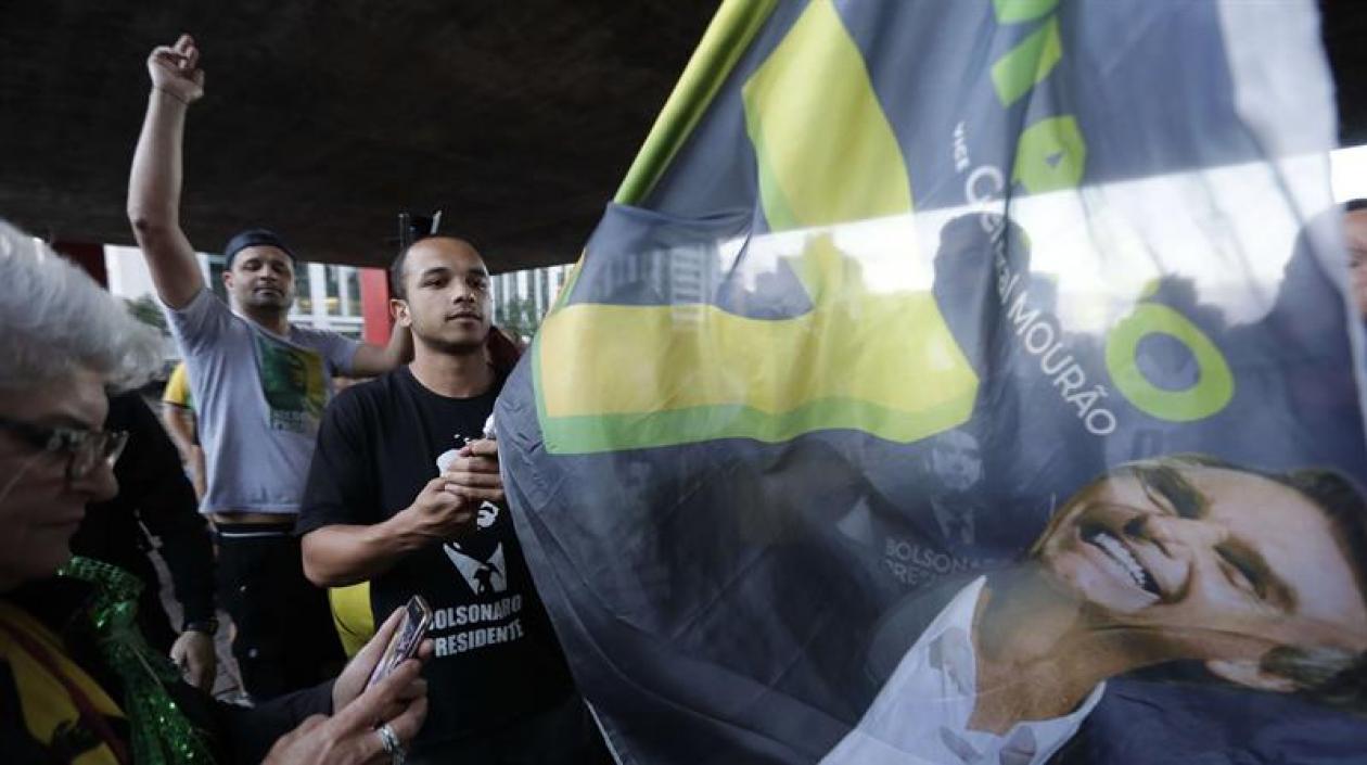 Simpatizantes del candidato a la presidencia de Brasil Jair Bolsonaro manifiestan su apoyo.