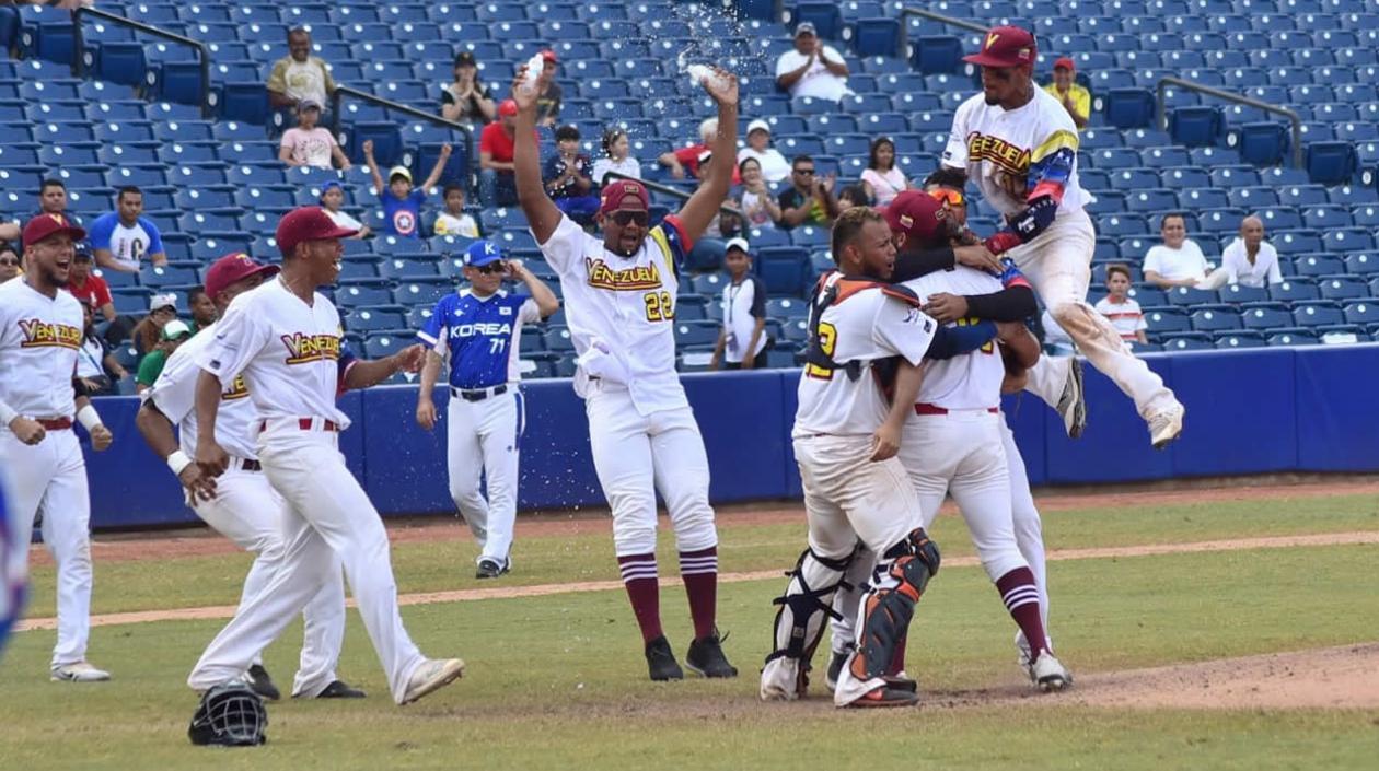 Los venezolanos celebrando el triunfo y la medalla de bronce.