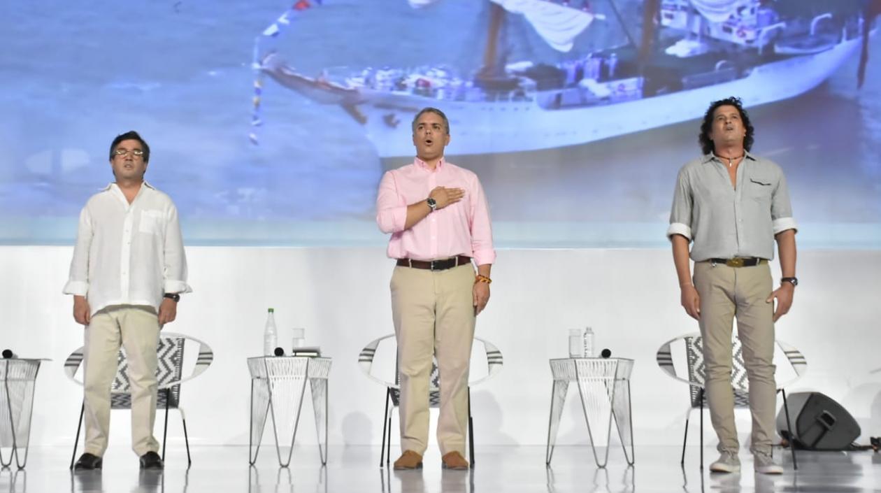 El presidente del BID Luis Alberto Moreno, el Presidente Iván Duque y el cantante Carlos Vives, durante la inauguración del Foromic.