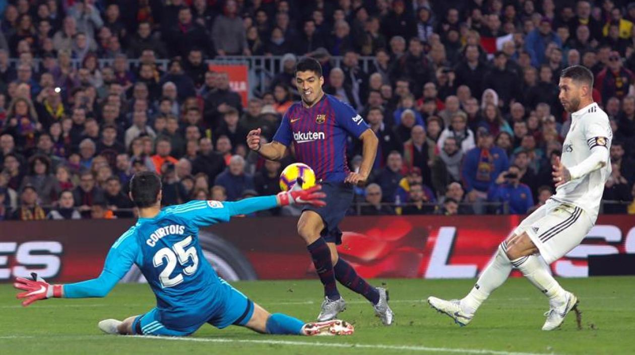 Momento de uno de los goles de Luis Suárez ante el Real Madrid. 