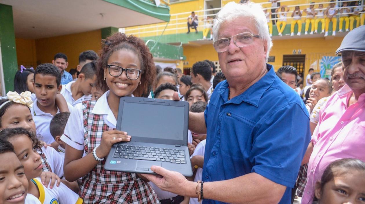 El Alcalde Joao Herrera entregando uno de los computadores.