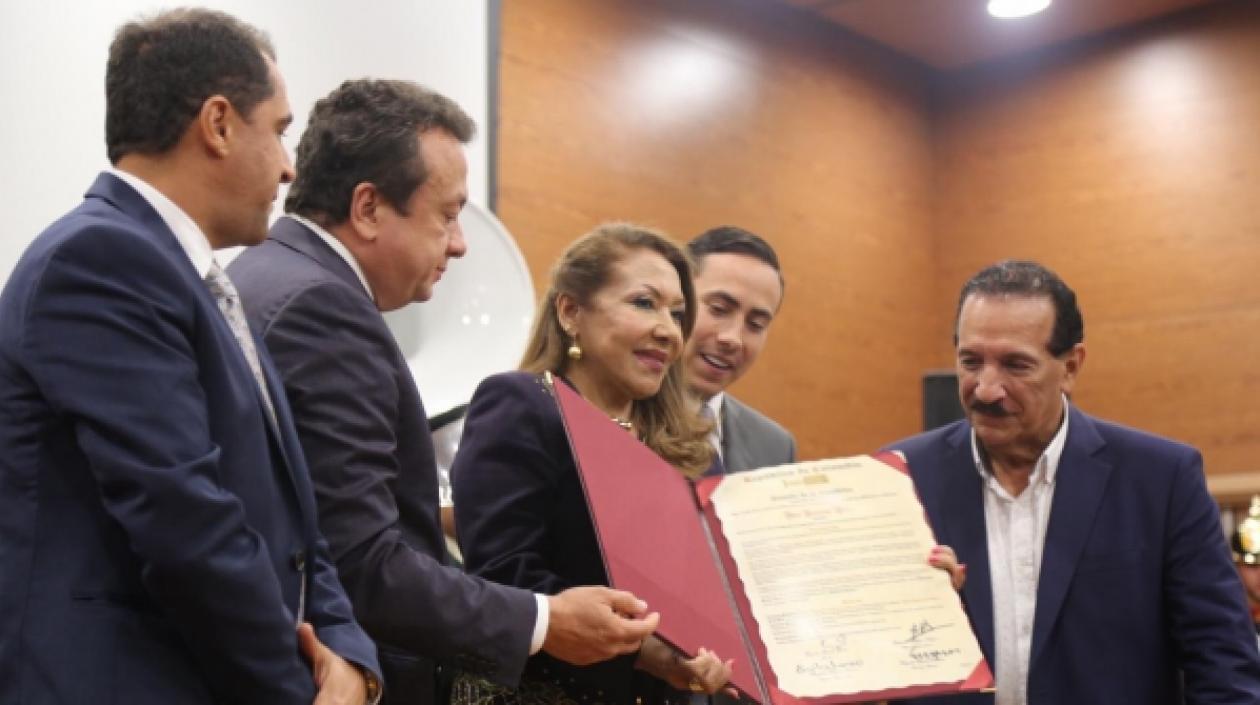 La señora Aída Luz Villa, hija del Maestro Abel Antonio, presente en el homenaje a su padre, que le rindió la Mesa Directiva del Senado.