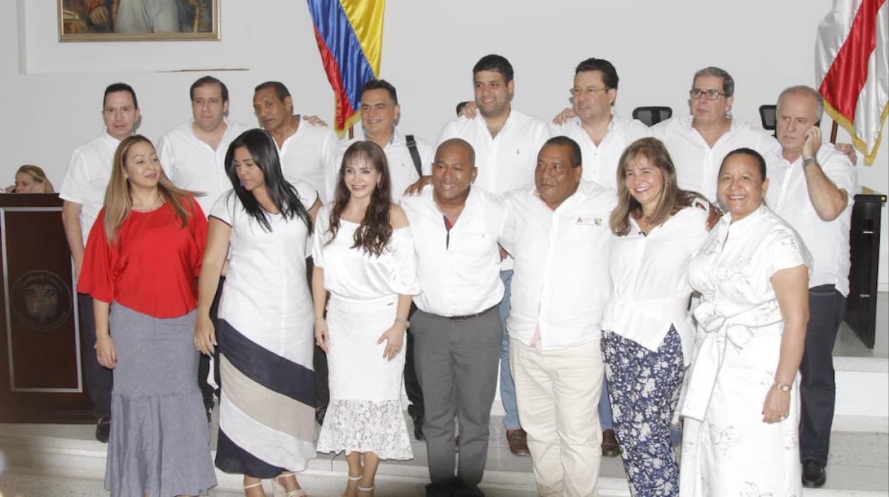 Diputados del Atlántico celebrando la nueva coalición, menos Sergio Barraza quien imprudentemente habla por celular.