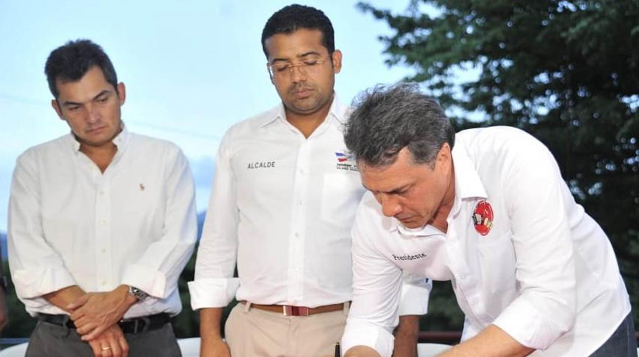 Rodolfo Molina, presidente del Festival entrega el acta al Alcalde Augusto Ramírez Uhía.