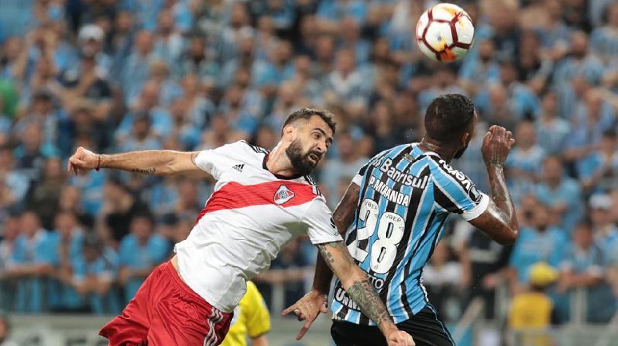Paulo Miranda de Gremio en juego aéreo con Lucas Pratto de River.