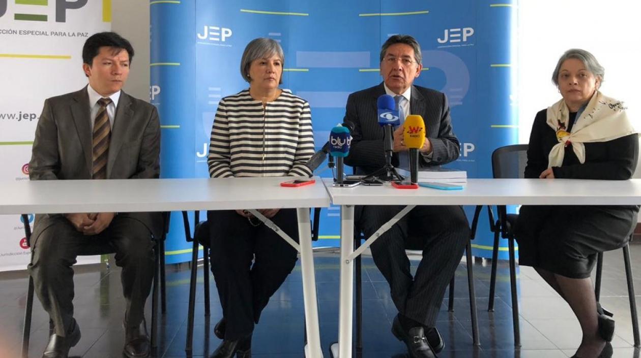 La presidenta de la JEP, Patricia Linares, el Fiscal Néstor Humbero Martínez y la Vicefiscal María Paulina Riveros.