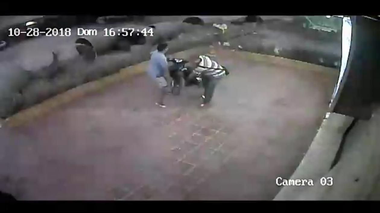 Momentos del robo de la motocicleta.