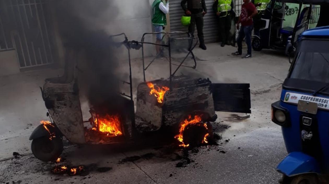 Foto del motocarro incendiado en Soledad.
