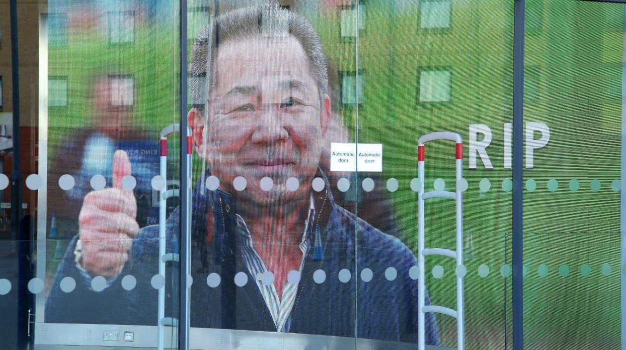 Fotografía del fallecido propietario del club Leicester City, Vichai Srivaddhanaprabha, a la entrada del estadio en Leicester.