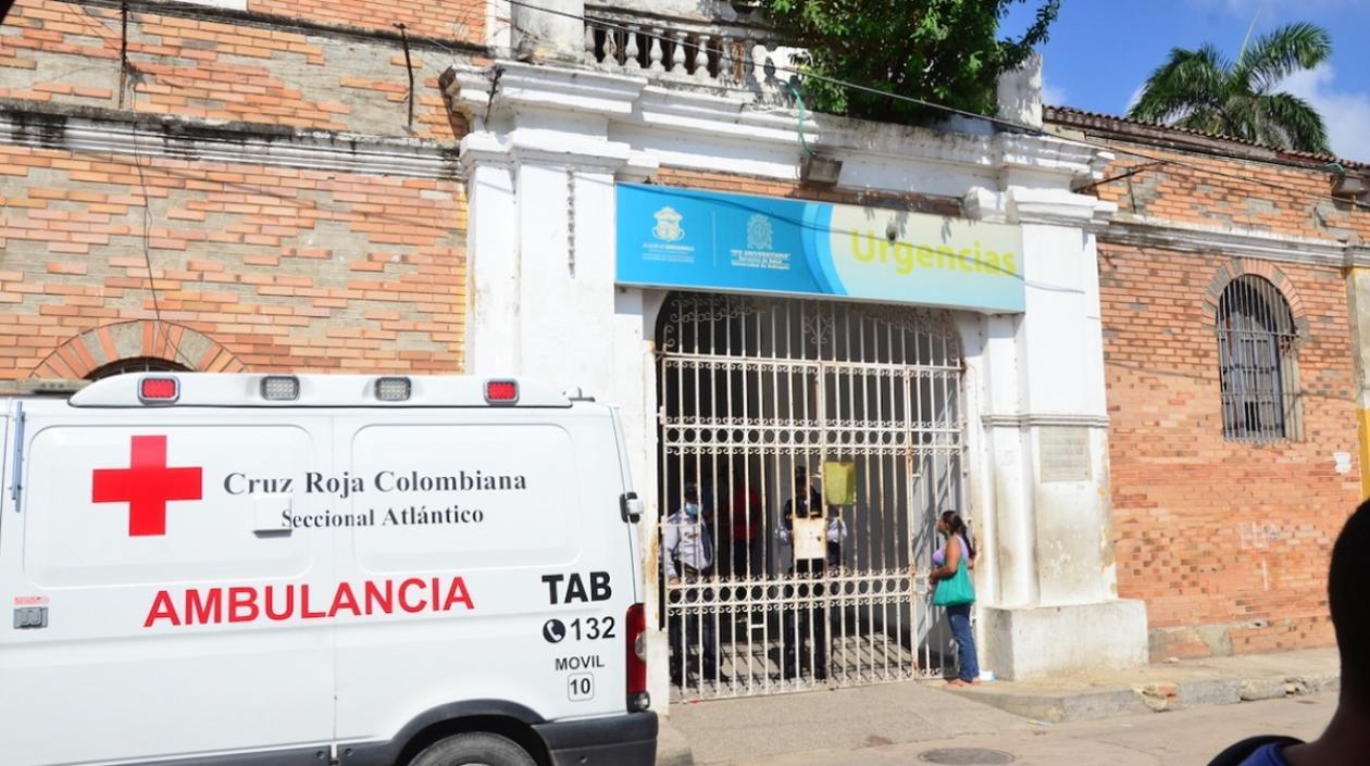 Imagen de una ambulancia de la Cruz Roja Nacional en el Hospital General Barranquilla.