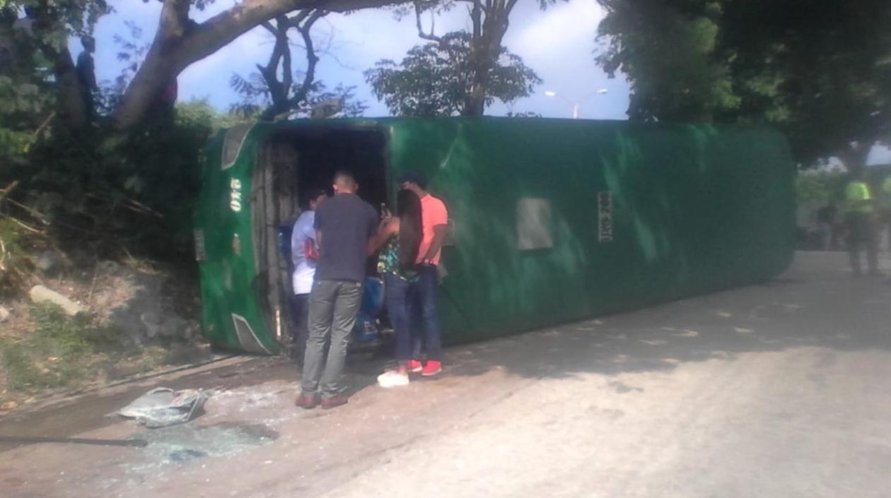 Bus volcado en Las Terrazas.