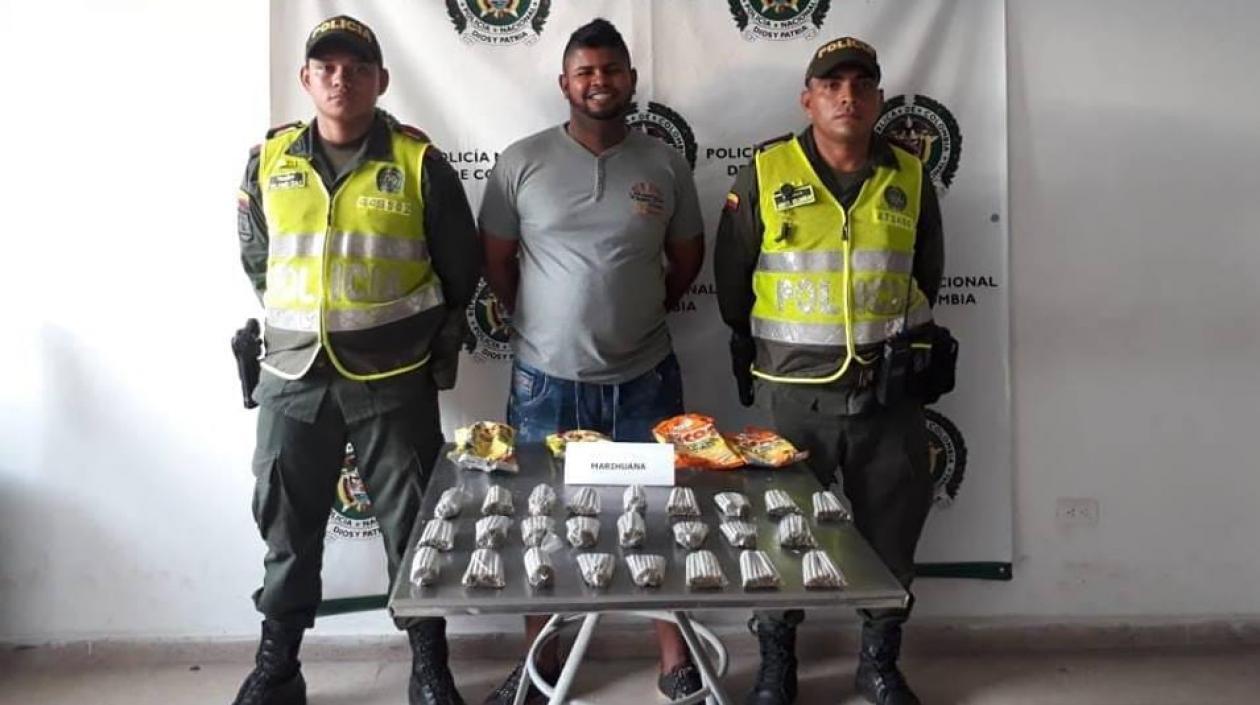 Darwin Enrique Cabrera y la droga incautada. 