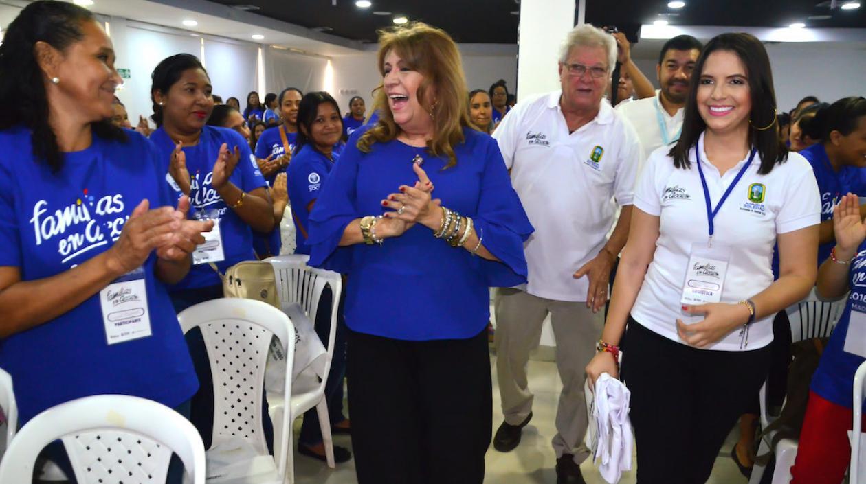El Alcalde Joao Herrera, la primera gestora Alba Olaya y la Secretaria de Gestión Social Martha Herrera, con un grupo de participantes.