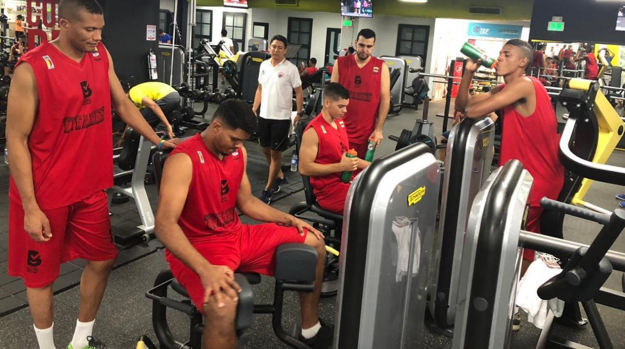 Jugadores de Titanes, durante un entrenamiento en el gimnasio. 