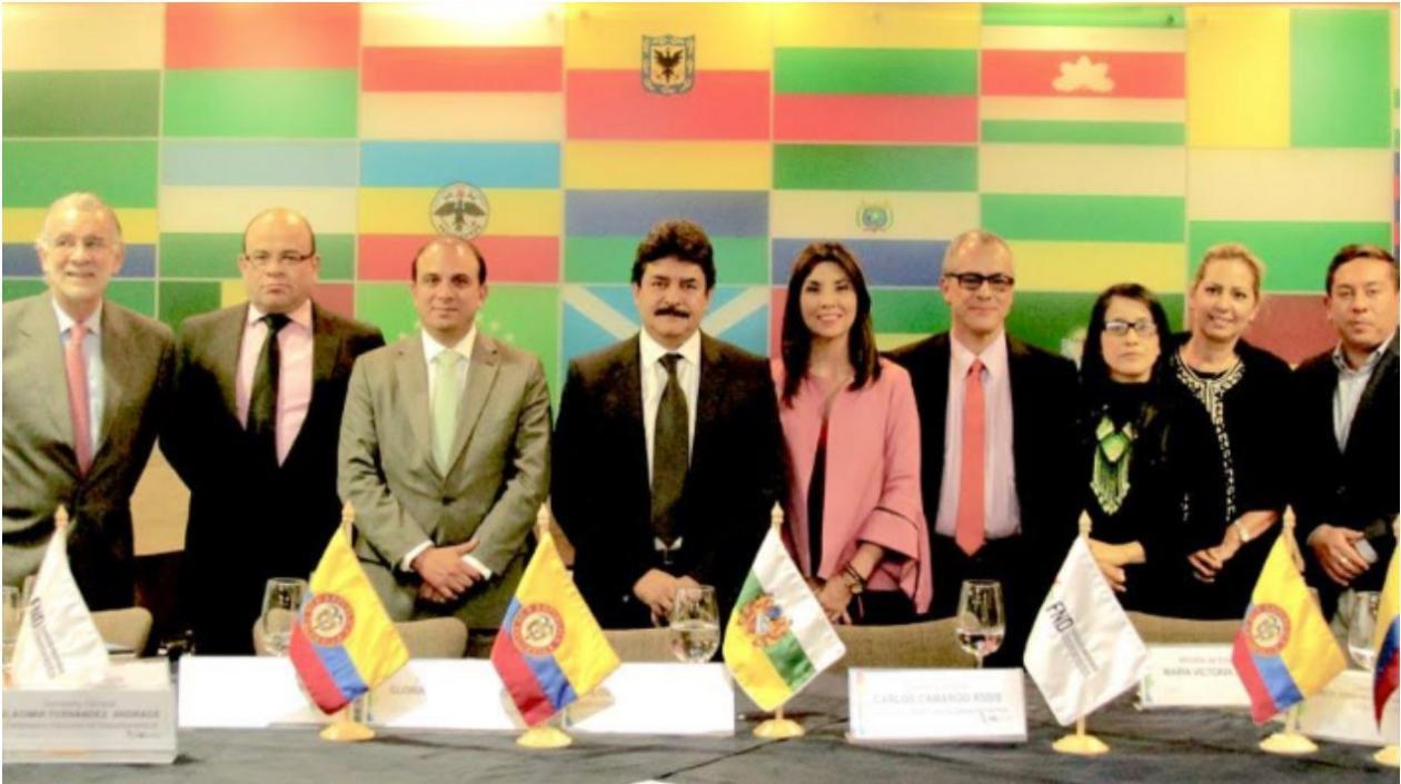 Los gobernadores reunidos apoyaron la educación pública superior. En la foto, a la izquierda el gobernador Eduardo Verano.