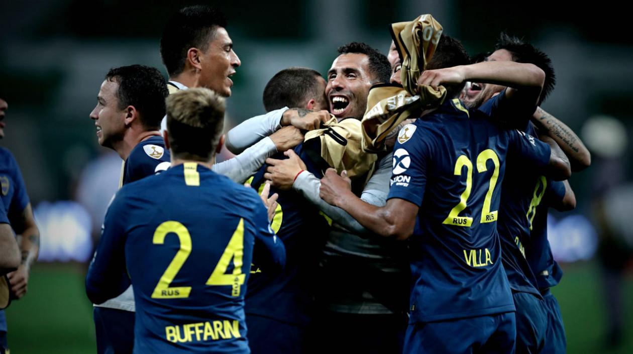 Carlos Tévez celebra con sus compañeros la clasificación. 