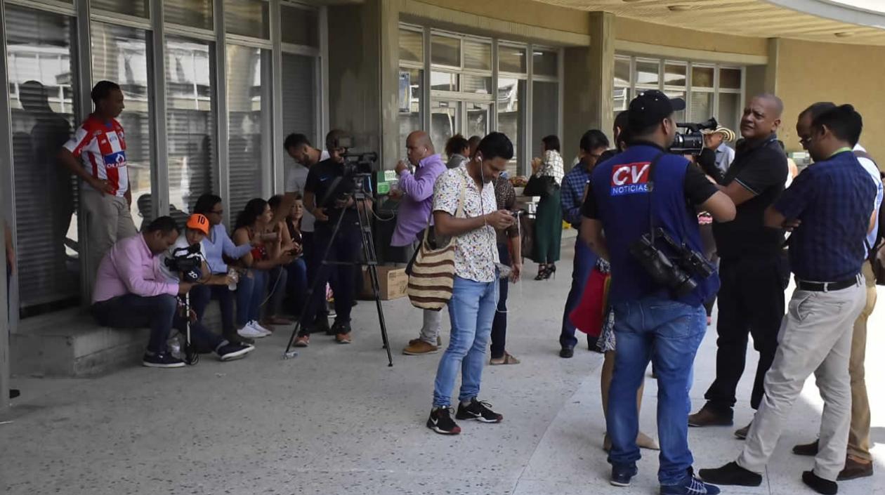 Los periodistas, tras ser desalojados de la sala de audiencia.