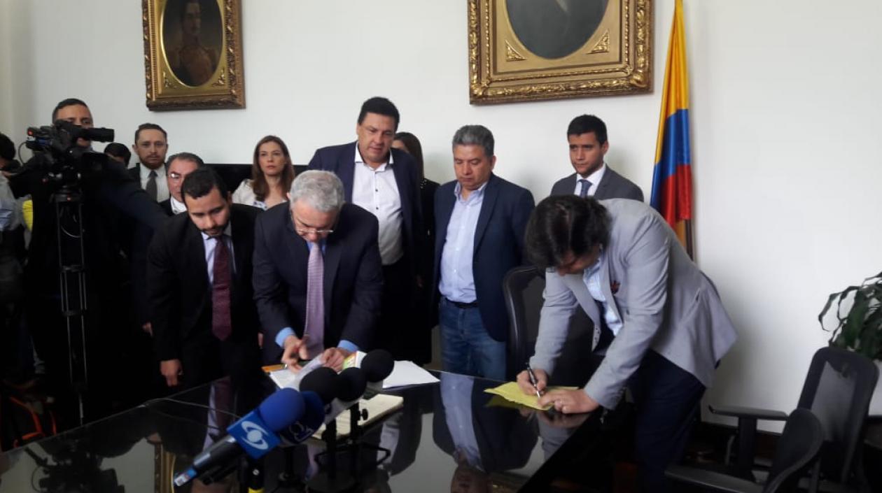 Los senadores Álvaro Uribe Vélez y Gabriel Velasco radicaron el proyecto ante la Secretaría del Senado.