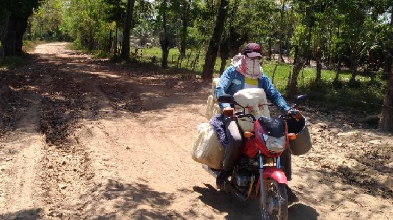  Vía Majagual- Wira.  Material de arcilla pulverizada y lodo, en la parte superior del terraplén. Vía usada con maquinaria pesada por un tercero sin recibirla la comunidad. 