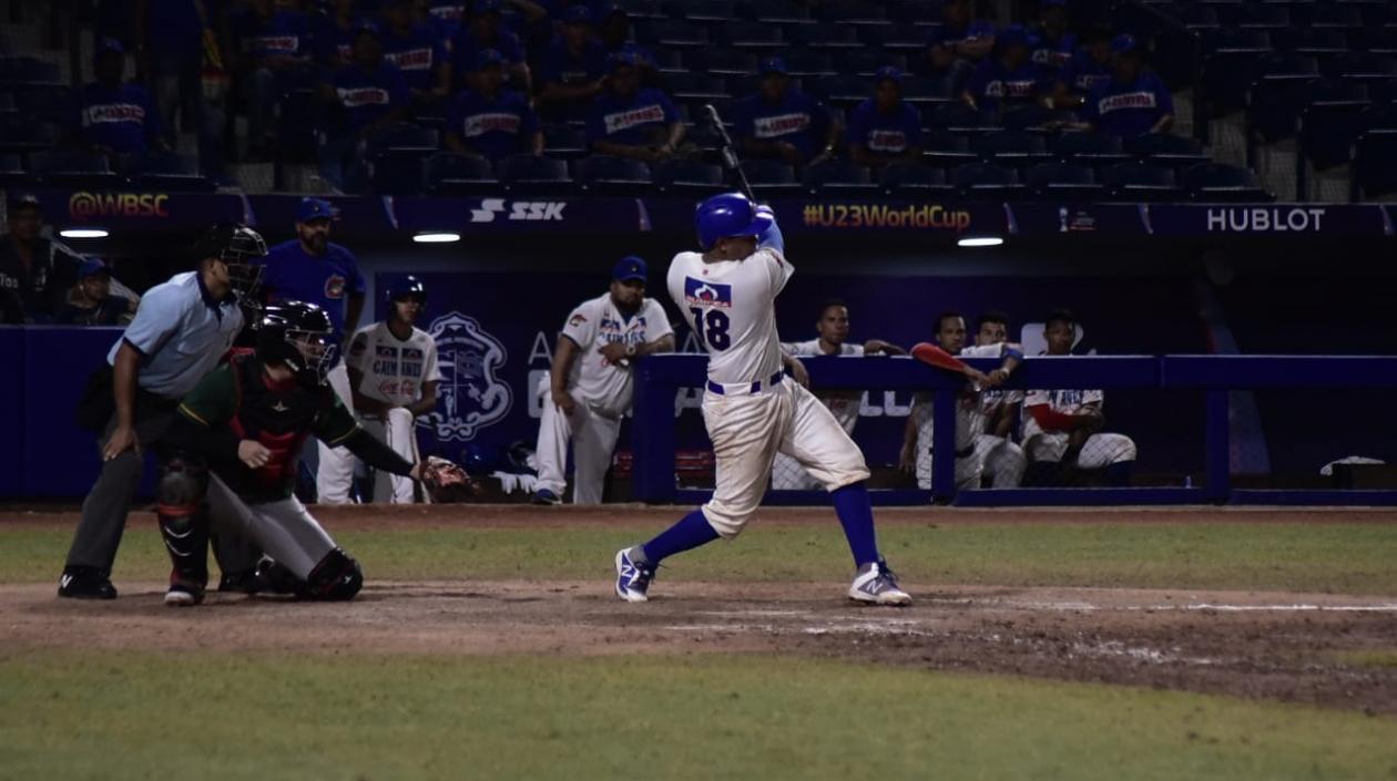 Momento del hit ganador de Álvaro Noriega.