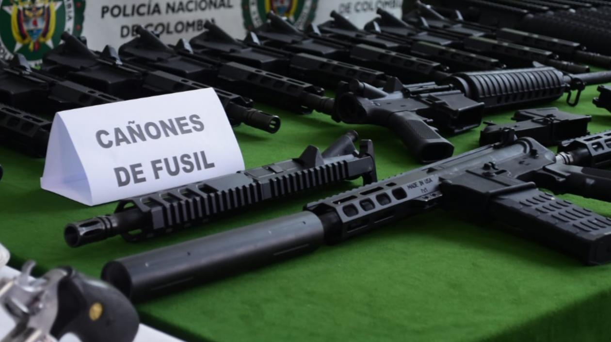 Fusiles hallados en allanamientos en los barrios El Valle y Miramar.