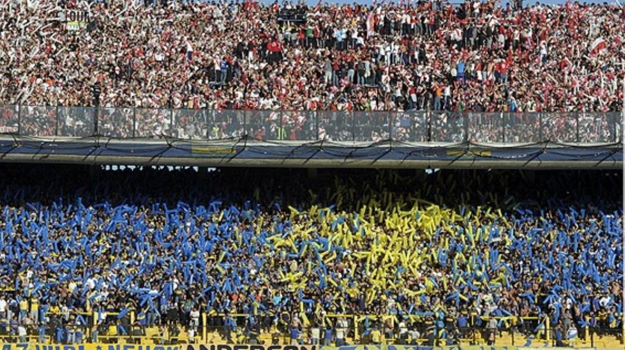 Imagen de uno de los 'superclásico' entre Boca y River con ambas hinchadas.