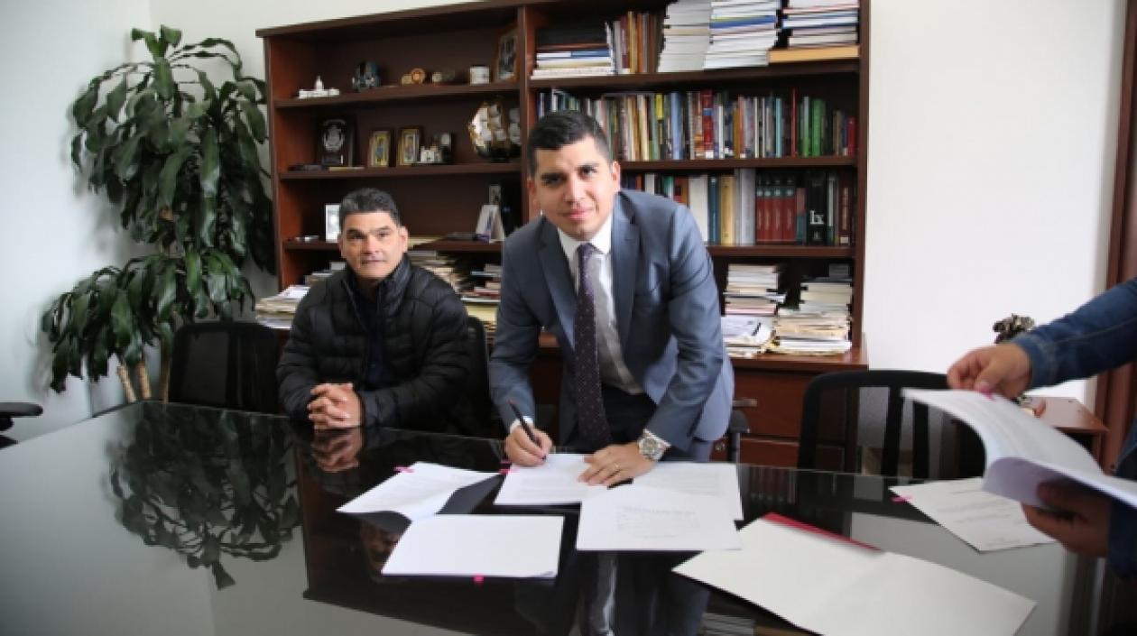 El ministro de Vivienda, Jonathan Malagón, radicó la inciativa en la Secretarìa del Senado.