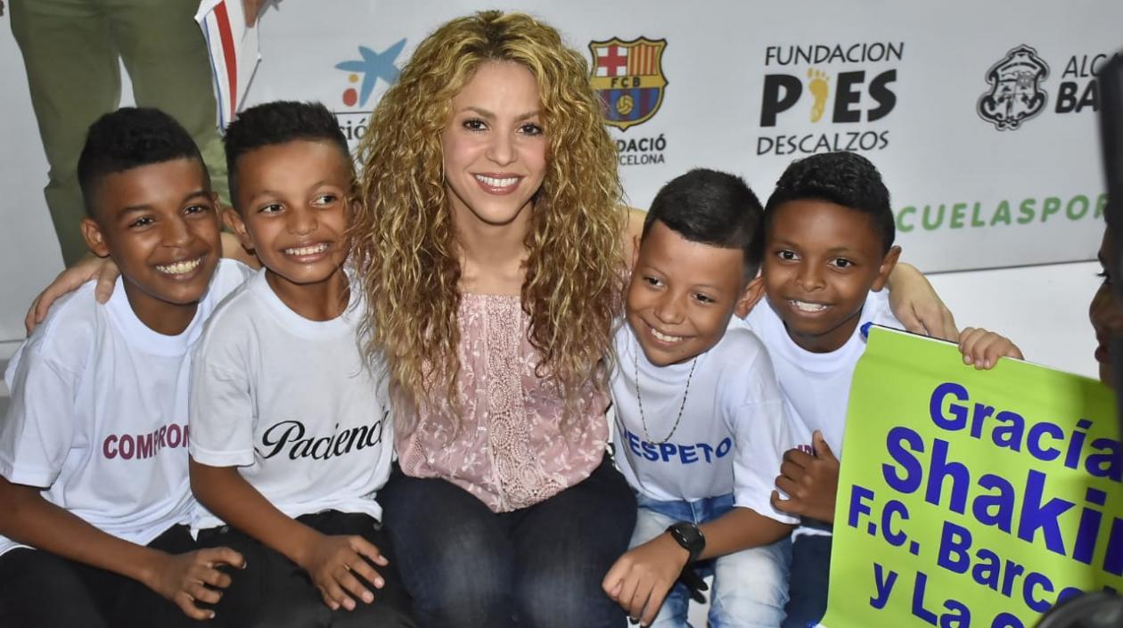 Shakira con niños del barrio El Bosque.