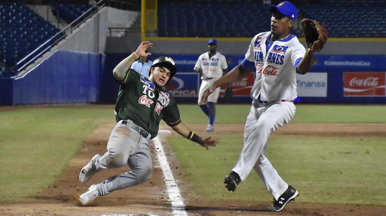 Francisco Acuña anota el 2-0 para Toros.