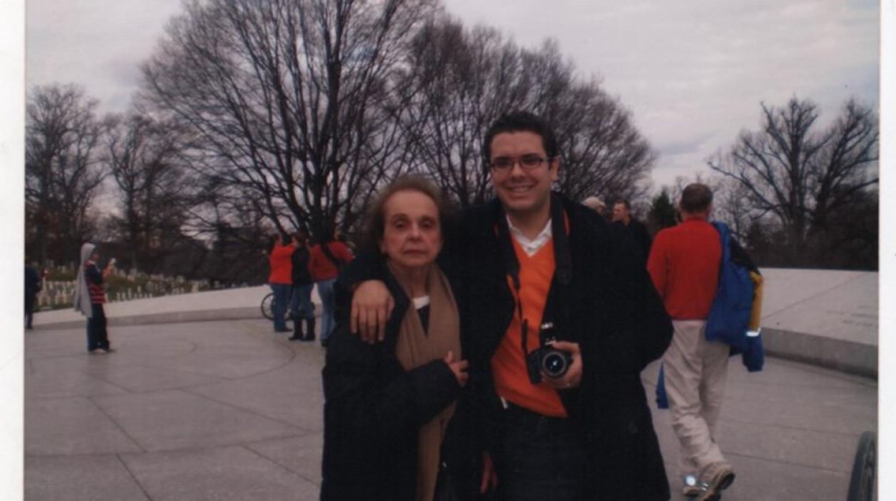 Una foto del álbum familiar del Presidente Duque en compañía de su abuela  y su mamá.