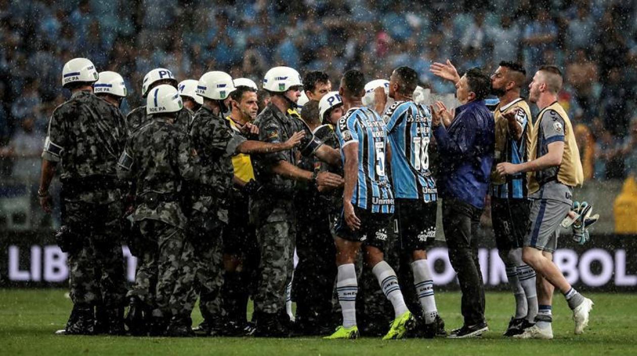Jugadores de Gremio le reclaman al árbitro al término del partido.