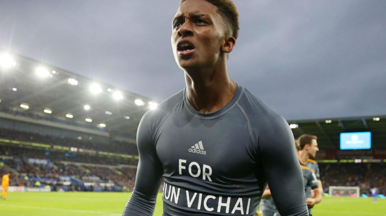 Jugadores del Leicester con la camiseta en dedicatoria a  Vichai Srivaddhanaprabha.