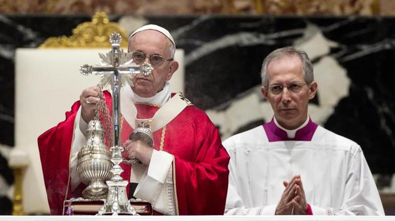 Papa Francisco durante la misa en honor a los cardenales fallecidos.