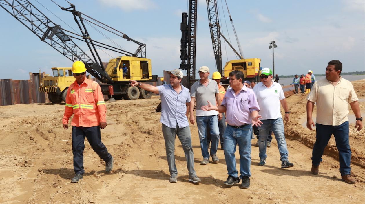 El Alcalde Alejandro Char inspeccionando los trabajos.