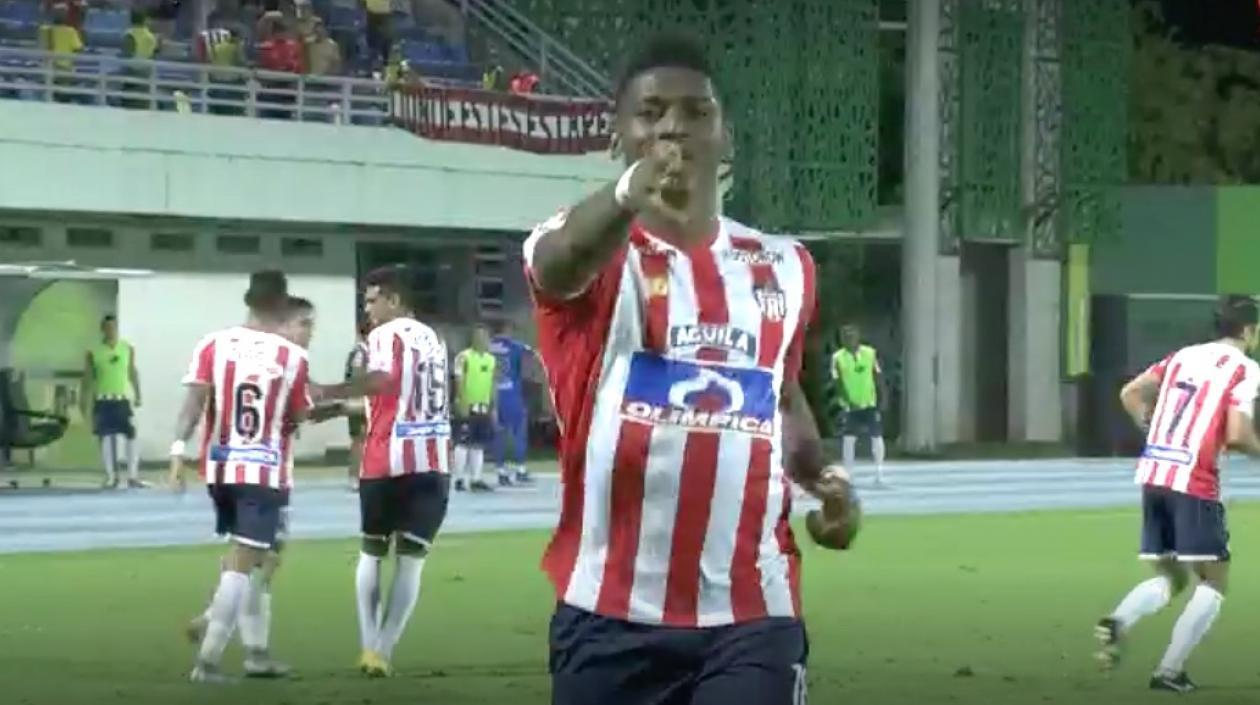 Yony González celebrando el primer gol al igual que sus compañeros en el fondo.