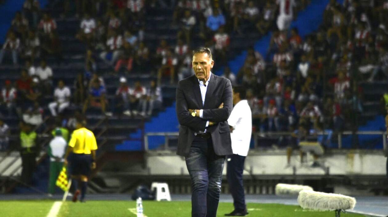 El Técnico Miguel Ángel Russo, dirigiendo un partido ante Junior en el Metropolitano.