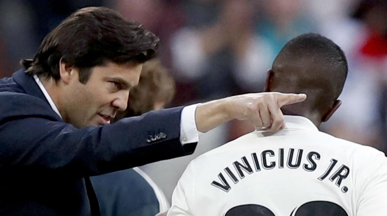 Santiago Solari conversa con Vinicius Jr. 
