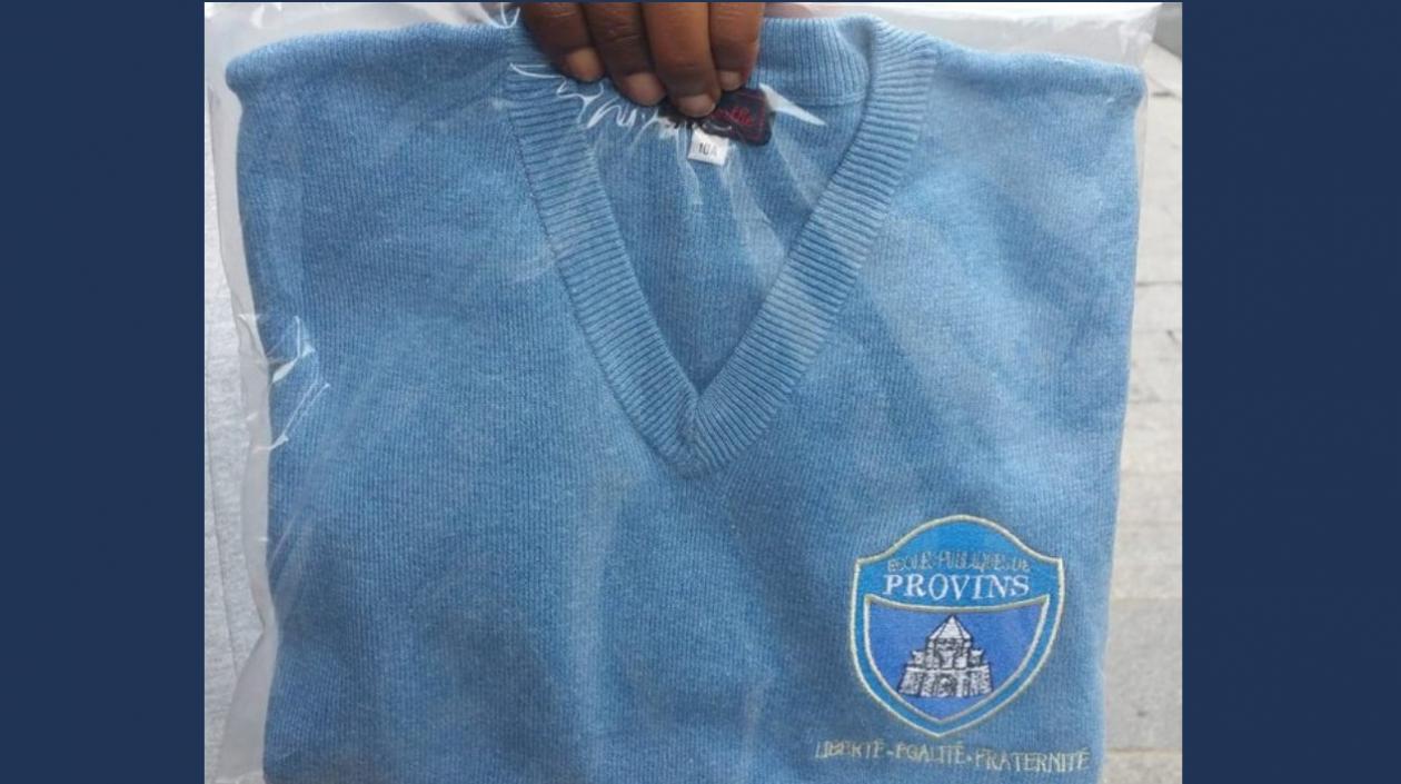 Este suéter es parte del uniforme que usarán niños en Provins.