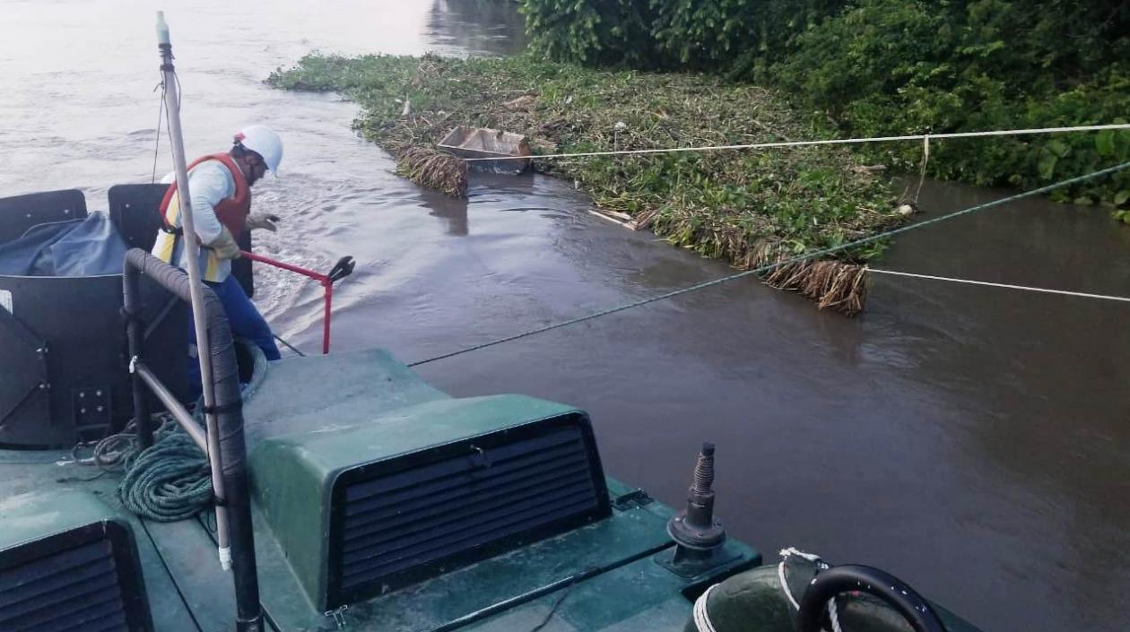 Apoyo a emergencia por caida de torre electrica sobre el río  magdalena