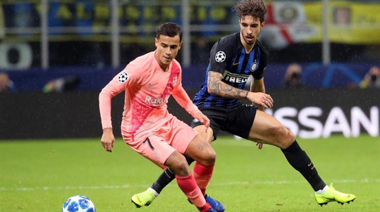 El jugador del Barcelona Philippe Coutinho (i) conduce el balón ante la marca de Sime Vrsaljko (d).