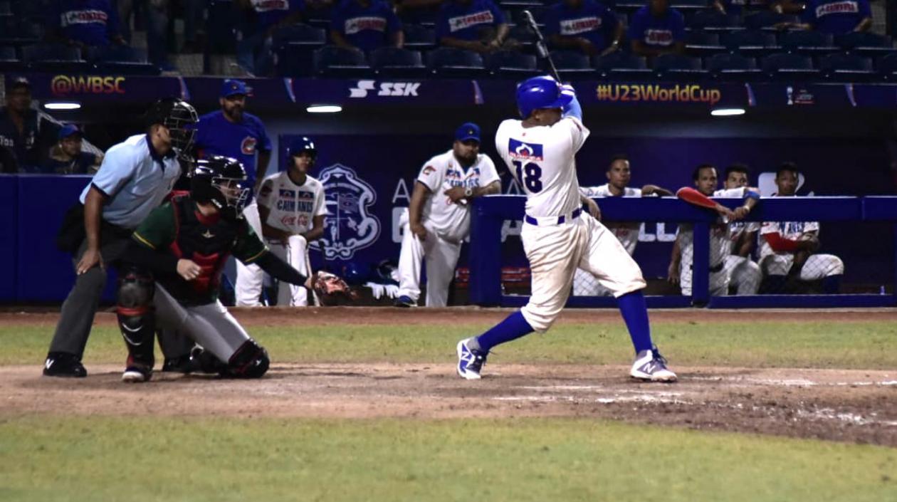 Alvaro Noriega, receptor de los Caimanes. 