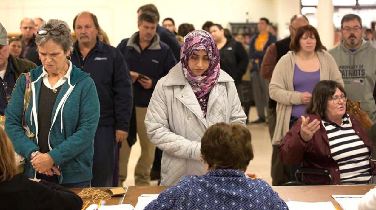 Ciudadanos haciendo fila para votar.