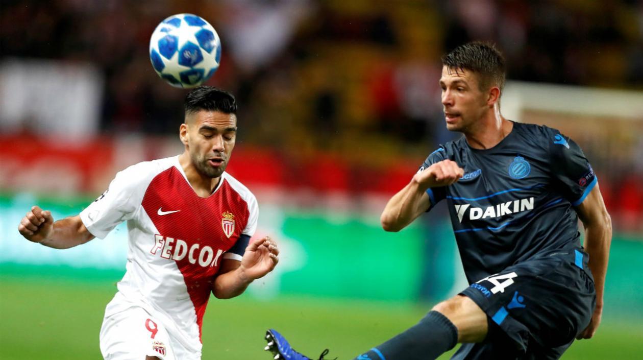 El delantero colombiano del AS Mónaco, Radamel Falcao, disputa el balón frente al defensa belga del Brujas, Brandon Mechele.