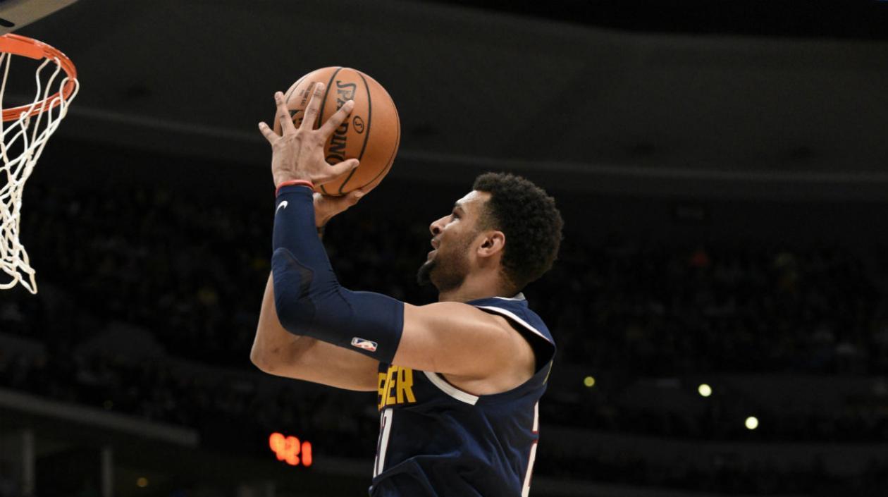 Jamal Murray dispara a la canasta. 