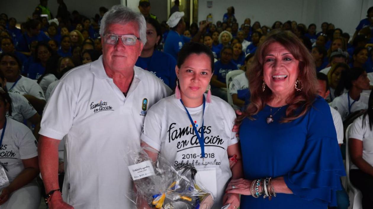 Joao Herrera, alcalde de Soledad, acompañado de su esposa Alba Olaya, en el programa Familias en Acción.